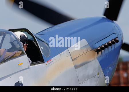 P-51D Mustang décolle pour effectuer son exposition volante à l'IWM Duxford, 2023 Banque D'Images