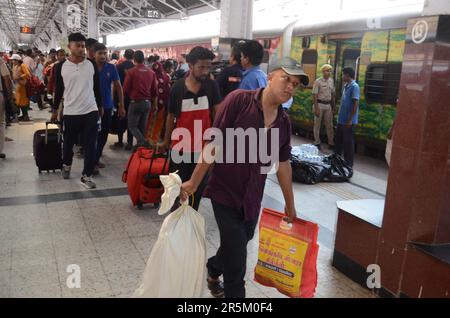 03 juin 2023, Balasore, Inde:les passagers de Coromondal express se rendent à la gare de howrah à kolkata, Bengale-Occidental, Inde d'une collision à trois trains près de Balasore, au moins 290 personnes ont été tuées et plus de 900 blessées après une terrible collision à trois trains, hier soir, dans Balasore d'Odisha. L'incident a eu lieu lorsqu'un train de voyageurs, le Coromandel Shalimar Express, a déraillé et frappé un train de marchandises, et un autre train, le Yesvantpur-Howrah Superfast, s'est écrasé dans les autocars déraillés. Sur 4 juin 2023 à Balastore, Inde. (Image de crédit : © Dipa Chakrabort/eyepix Banque D'Images