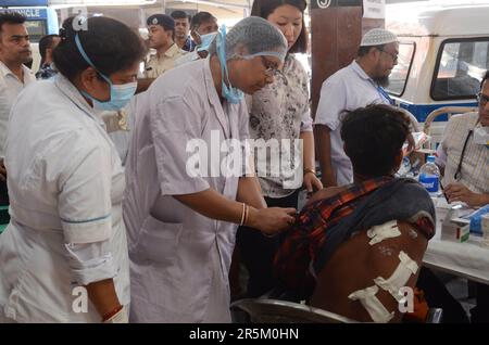 03 juin 2023, Balasore, Inde: Des passagers de Coromondal express blessent un train specil à la gare de howrah à kolkata, Bengale-Occidental, Inde d'une collision de trois trains près de Balasore, au moins 290 personnes ont été tuées et plus de 900 blessées après une terrible collision de trois trains, hier soir, dans Balasore d'Odisha. L'incident a eu lieu lorsqu'un train de voyageurs, le Coromandel Shalimar Express, a déraillé et frappé un train de marchandises, et un autre train, le Yesvantpur-Howrah Superfast, s'est écrasé dans les autocars déraillés sur 4 juin 2023 à Balastore, en Inde. (Image de crédit : © Dipa Chakrabort/eyepix Banque D'Images