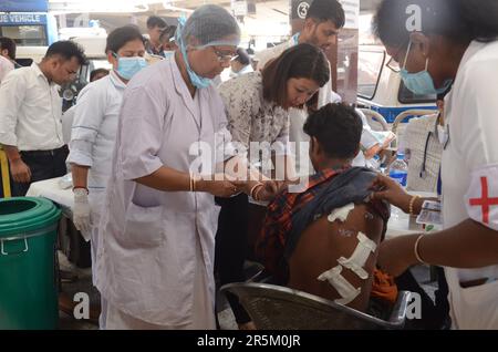 03 juin 2023, Balasore, Inde: Des passagers de Coromondal express blessent un train specil à la gare de howrah à kolkata, Bengale-Occidental, Inde d'une collision de trois trains près de Balasore, au moins 290 personnes ont été tuées et plus de 900 blessées après une terrible collision de trois trains, hier soir, dans Balasore d'Odisha. L'incident a eu lieu lorsqu'un train de voyageurs, le Coromandel Shalimar Express, a déraillé et frappé un train de marchandises, et un autre train, le Yesvantpur-Howrah Superfast, s'est écrasé dans les autocars déraillés sur 4 juin 2023 à Balastore, en Inde. (Image de crédit : © Dipa Chakrabort/eyepix Banque D'Images