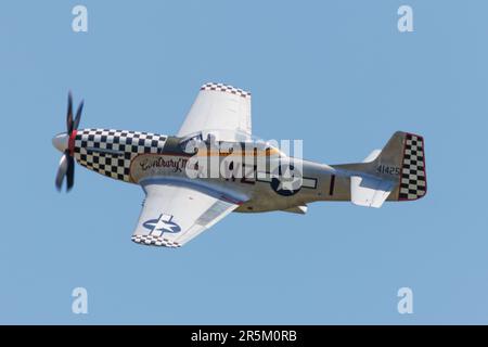 P-51D Mustang décolle pour effectuer son exposition volante à l'IWM Duxford, 2023 Banque D'Images
