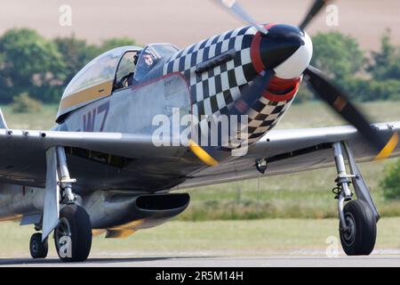 P-51D Mustang décolle pour effectuer son exposition volante à l'IWM Duxford, 2023 Banque D'Images