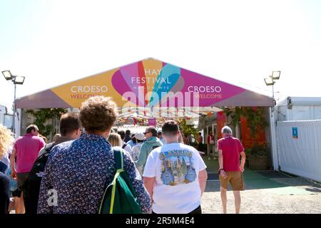 Vue arrière de la foule de visiteurs à l'entrée du Croeso Bienvenue au Hay Book Festival marquis Sunny Day juin 2023 Hay-on-Wye pays de Galles Royaume-Uni Banque D'Images