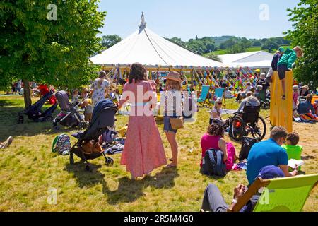 Personnes visiteurs lecteurs famille familles enfants jouant se détendre sur la pelouse au soleil au Hay Festival 2023 site Hay on Wye Wales UK KATHY DEWITT Banque D'Images