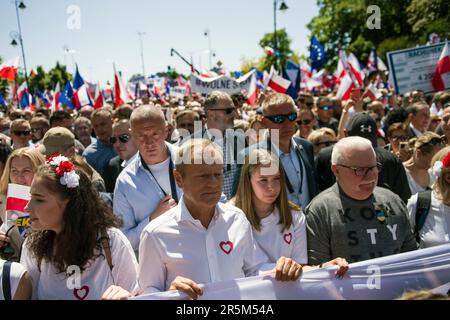 Varsovie, Pologne. 04th juin 2023. Donald Tusk (L) et Lech Walesa (R), ancien président et lauréat du prix Nobel de la paix, vu lors de la « Grande Marche » de la plate-forme civique à Varsovie. Le plus grand parti d'opposition de Pologne - la plate-forme civique (Platforma Obywatelska) et son dirigeant - Donald Tusk a mené une marche à Varsovie pour mobiliser les électeurs contre le gouvernement de droite, qu'il accuse d'éroder la démocratie et de suivre la Hongrie et la Turquie sur la voie de l'autocratie. Crédit : SOPA Images Limited/Alamy Live News Banque D'Images