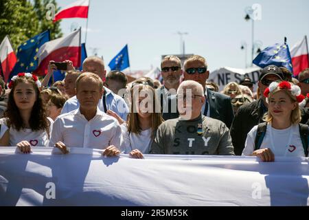 Varsovie, Pologne. 04th juin 2023. Donald Tusk (L) et Lech Walesa (R), ancien président et lauréat du prix Nobel de la paix, vu lors de la « Grande Marche » de la plate-forme civique à Varsovie. Le plus grand parti d'opposition de Pologne - la plate-forme civique (Platforma Obywatelska) et son dirigeant - Donald Tusk a mené une marche à Varsovie pour mobiliser les électeurs contre le gouvernement de droite, qu'il accuse d'éroder la démocratie et de suivre la Hongrie et la Turquie sur la voie de l'autocratie. Crédit : SOPA Images Limited/Alamy Live News Banque D'Images