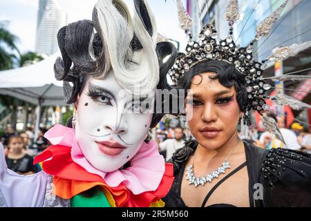 Bangkok, Thaïlande. 04th juin 2023. Fêtards posent à la Bangkok Pride 2023. Bangkok Pride est l'un des plus grands événements Pride d'Asie avec jusqu'à 100 000 personnes attendues pour se joindre aux célébrations avec 38 organisations dont la Commission nationale des droits de l'homme, le ministère de la Justice, les agences de l'ONU et les diplomates de diverses ambassades. On espère également que l'événement aidera la Thaïlande à accueillir l'événement World Pride 2028. Crédit : SOPA Images Limited/Alamy Live News Banque D'Images