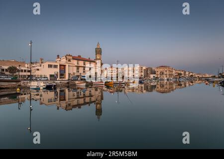 Sète, France. 26th mai 2023. Le bâtiment de la Chambre de commerce et d'industrie se reflète dans l'eau calme du canal principal au coucher du soleil. La ville autrefois classe ouvrière de Sète, avec ses chantiers navals et son industrie de la pêche, est en train d'être transformée en une destination touristique de premier plan. La gentrification est accélérée par la colonisation des travailleurs nomades et des artistes, qui font monter les prix de l'immobilier. Crédit : SOPA Images Limited/Alamy Live News Banque D'Images