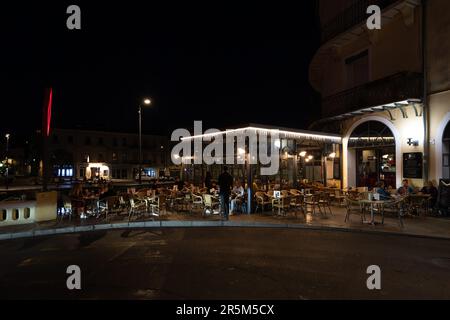 Sète, France. 26th mai 2023. Les touristes et les habitants de la région apprécient les terrasses de bars et de restaurants au crépuscule avant l'arrivée des vacanciers d'été. La ville autrefois classe ouvrière de Sète, avec ses chantiers navals et son industrie de la pêche, est en train d'être transformée en une destination touristique de premier plan. La gentrification est accélérée par la colonisation des travailleurs nomades et des artistes, qui font monter les prix de l'immobilier. Crédit : SOPA Images Limited/Alamy Live News Banque D'Images