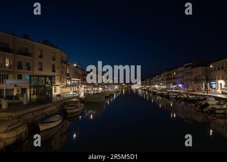 Sète, France. 26th mai 2023. Le canal principal de Sète est vu pendant la nuit. La ville autrefois classe ouvrière de Sète, avec ses chantiers navals et son industrie de la pêche, est en train d'être transformée en une destination touristique de premier plan. La gentrification est accélérée par la colonisation des travailleurs nomades et des artistes, qui font monter les prix de l'immobilier. Crédit : SOPA Images Limited/Alamy Live News Banque D'Images