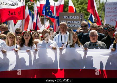 Varsovie, Pologne. 04th juin 2023. Donald Tusk (L) et l'ancien président et lauréat du prix Nobel de la paix, Lech Walesa (R) est vu lors de la « Grande Marche » de la plate-forme civique à Varsovie. Le plus grand parti d'opposition de Pologne - la plate-forme civique (Platforma Obywatelska) et son dirigeant - Donald Tusk a mené une marche à Varsovie pour mobiliser les électeurs contre le gouvernement de droite, qu'il accuse d'éroder la démocratie et de suivre la Hongrie et la Turquie sur la voie de l'autocratie. Crédit : SOPA Images Limited/Alamy Live News Banque D'Images