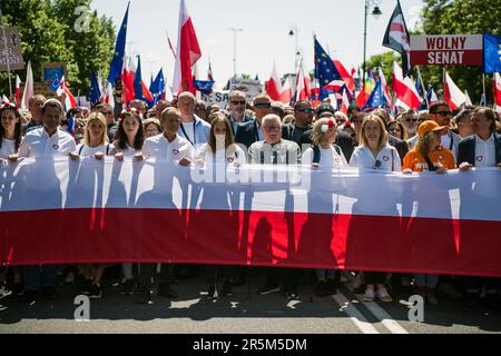 Donald Tusk (milieu L) et l'ancien président et lauréat du prix Nobel de la paix Lech Walesa (milieu R) vu lors de la « Grande Marche » de la plate-forme civique à Varsovie. Le plus grand parti d'opposition de Pologne - la plate-forme civique (Platforma Obywatelska) et son dirigeant - Donald Tusk a mené une marche à Varsovie pour mobiliser les électeurs contre le gouvernement de droite, qu'il accuse d'éroder la démocratie et de suivre la Hongrie et la Turquie sur la voie de l'autocratie. La « Grande Marche » (Wielki Marsz) a eu lieu le 34th anniversaire des premières élections partiellement libres (4th juin 1989), une percée démocratique dans le Banque D'Images