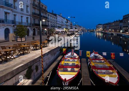 Sète, France. 26th mai 2023. Des bateaux de pêche traditionnels sont amarrés le long des quais du canal principal de Sete. La ville autrefois classe ouvrière de Sète, avec ses chantiers navals et son industrie de la pêche, est en train d'être transformée en une destination touristique de premier plan. La gentrification est accélérée par la colonisation des travailleurs nomades et des artistes, qui font monter les prix de l'immobilier. Crédit : SOPA Images Limited/Alamy Live News Banque D'Images