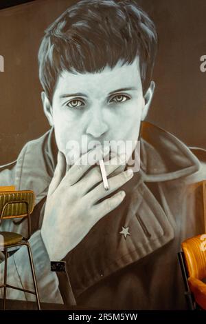Le graffiti de Ian Curtis, le chef de Joy Division, se trouve au DISTROUBLE Bar situé au 78-88 High St. à Manchester, au Royaume-Uni. L'artiste est Akse. Banque D'Images