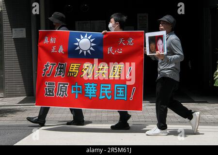 Tokyo, Japon. 04th juin 2023. Des manifestants marchent lors d'un rassemblement pour marquer le 34th anniversaire de la répression militaire chinoise contre le mouvement pro-démocratie sur la place Tiananmen à Pékin, près de l'ambassade chinoise au Japon à Tokyo, dimanche, 4 juin 2023. Photo par Keizo Mori/UPI crédit: UPI/Alay Live News Banque D'Images