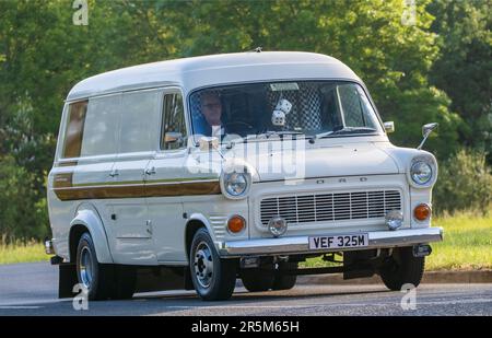 Stony Stratford, Royaume-Uni - 4 juin 2023: 1974 blanc FORD TRANSIT voiture classique voyageant sur une route de campagne anglaise. Banque D'Images