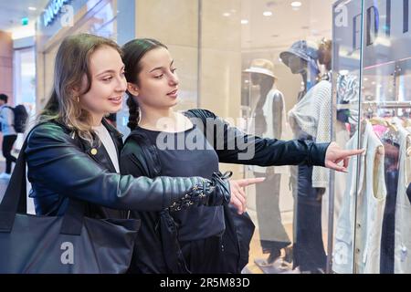 Varsovie, Pologne, 12.05.2023. Deux jeunes filles regardant la vitrine avec des vêtements dans le centre commercial Banque D'Images