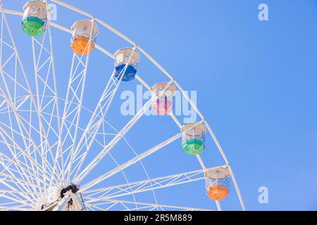 La roue d'observation de Bournemouth, une grande roue de Ferris sur la côte de Dorset, au Royaume-Uni. Détail dans un ciel bleu avec espace de copie Banque D'Images