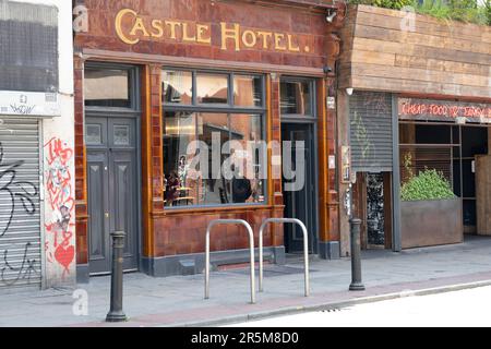 Le Castle Hotel est un bar animé et un lieu de concerts ; il est situé au 66 Oldham Street dans le célèbre quartier du nord, Manchester-Royaume-Uni Banque D'Images