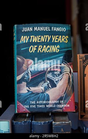 Copie de « My Twenty Years of Racing » de Juan Manuel Fangio affichée dans la fenêtre d'une librairie secondaire à Edinbburgh, en Écosse, au Royaume-Uni. Banque D'Images