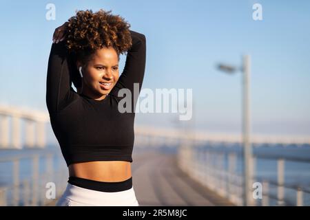 Portrait d'Athletic Black Woman dans Sportswear s'exerçant à l'extérieur Banque D'Images