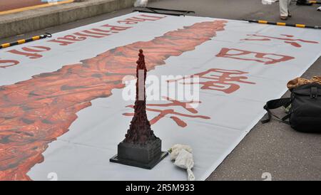 Tokyo, Japon. 04th juin 2023. Maquette miniature du « pilier de la honte » présentée lors d'un rassemblement pour marquer dimanche 34th ans de la répression militaire chinoise sur le mouvement pro-démocratique de la place Tiananmen à Pékin, près de la gare Shinjuku à Tokyo, au Japon, 4 juin 2023. Photo par Keizo Mori/UPI crédit: UPI/Alay Live News Banque D'Images