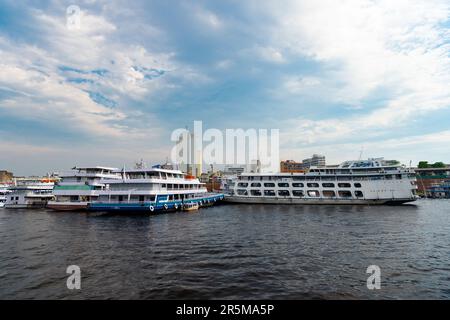 Manaus, Brésil - 04 décembre 2015: Port de voyage pour les vacances d'été avec des bateaux. Banque D'Images