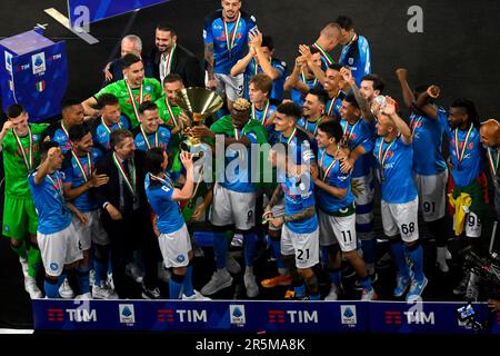 Naples, Italie. 04th juin 2023. Victor Osimhen de SSC Napoli lève le trophée alors qu'il célèbre avec ses coéquipiers la victoire du championnat italien Serie A au stade Diego Armando Maradona à Naples (Italie), 4 juin 2023. Credit: Insidefoto di andrea staccioli/Alamy Live News Banque D'Images