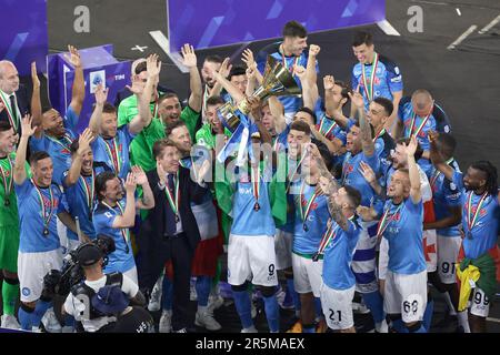 Naples, Italie. 04th juin 2023. Victor Osimhen de SSC Napoli lève le trophée alors qu'il célèbre avec ses coéquipiers la victoire du championnat italien Serie A au stade Diego Armando Maradona à Naples (Italie), 4 juin 2023. Credit: Insidefoto di andrea staccioli/Alamy Live News Banque D'Images