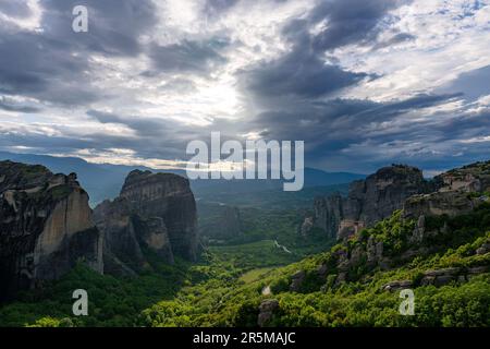 Paysage avec les monastères et les formations rocheuses des météores en Grèce. Banque D'Images