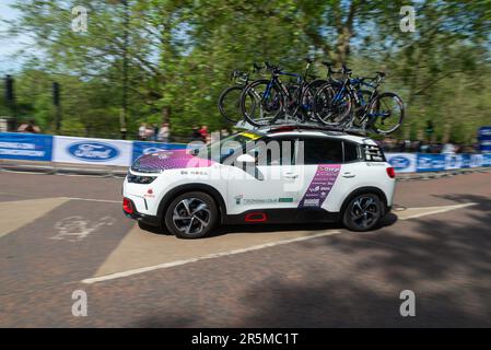 L'équipe de Bepink soutient la voiture dans la course sur route WorldTour classique UCI Women's Stage 3 de la course de vélo Ford RideLondon 2023 à Londres, Royaume-Uni. Banque D'Images