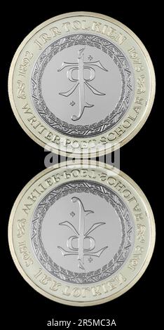 2023 £2 pièce de monnaie pour commémorer la vie et le travail du JRR Tolkien. Conçu par l'artiste David Lawrence Banque D'Images