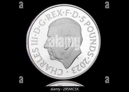 Pièce de 2023 £5 pièces avec le roi Charles III Cette pièce de monnaie est destinée à célébrer son anniversaire de Majestys 75th et présente le premier portrait de pièce de Martin Jennings Banque D'Images
