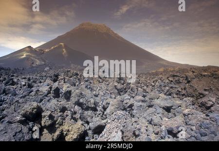 Le paysage avec le volcan et le Mont Fogo sur l'île de Fogo sur les îles du Cap-Vert en Afrique. Cap-Vert, Fogo, mai 2000 Banque D'Images