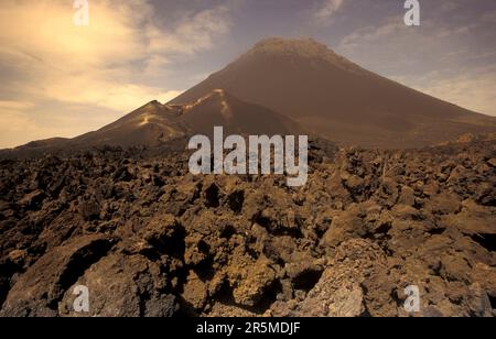 Le paysage avec le volcan et le Mont Fogo sur l'île de Fogo sur les îles du Cap-Vert en Afrique. Cap-Vert, Fogo, mai 2000 Banque D'Images