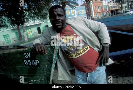 Un pêcheur au marché de la ville de Mindelo sur l'île de Sao Pedro sur les îles du Cap-Vert en Afrique. Cap-Vert, Santiago, mai 2000 Banque D'Images