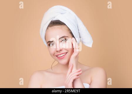 Femme avec des taches de collagène doré sous ses yeux. Femme traitement du visage. Cosmétologie, beauté et spa. Les taches oculaires pour la puffinité, les rides et l'obscurité Banque D'Images