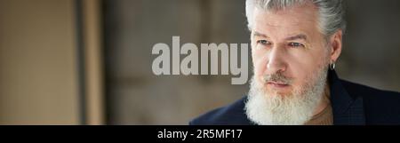 Portrait d'un homme mûr élégant et élégant dans des vêtements décontractés lookin Banque D'Images