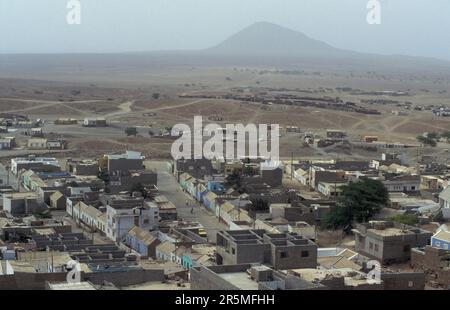 La ville d'Espargos sur l'île de Sal sur les îles du Cap-Vert en Afrique. Cap-Vert, Sal, mai 2000 Banque D'Images
