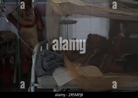 Les patients atteints de la fièvre dengue se trouvant sur le sol et sur le lit à l'extérieur de l'hôpital médical de mugda, section d'admission à Dhaka, Bangladesh, le 31 mai 2023. T Banque D'Images