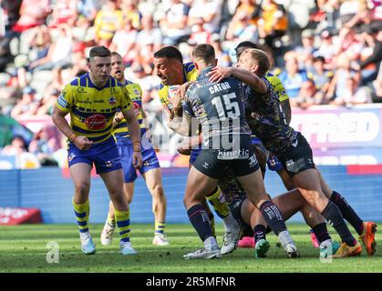 St James Park, Newcastle, Royaume-Uni. 4th juin 2023. Betfred Super League Magic Weekend Rugby League, Hull FC contre Warrington Wolves; Warrington Wolves Paul Vaughan est abordé par Joe Cator du Hull FC et Brad Dwyer Credit: Action plus Sports/Alay Live News Banque D'Images