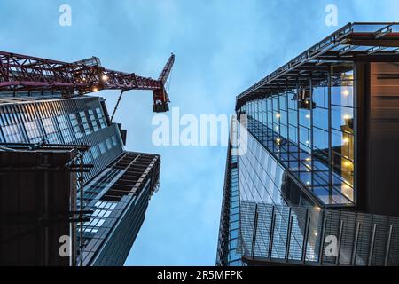 Londres, Royaume-Uni - 02 février 2019: Regarder vers le haut verre et l'acier gratte-ciel de Shard, grue de construction près, ciel de soirée au-dessus Banque D'Images