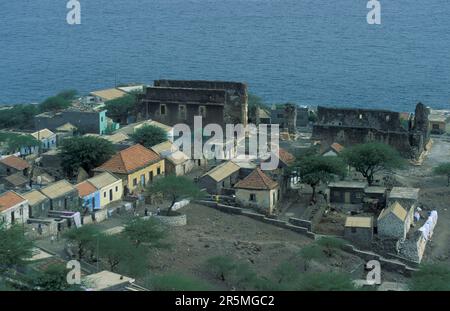 Les ruines de la cathédrale se dans le village Cidade Velha sur l'île de Santiago sur les îles du Cap-Vert en Afrique. Cap-Vert, Santiago, mai 2 Banque D'Images