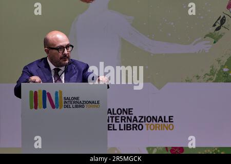 Le ministre de la Culture, Gennaro Sangiuliano, prend la parole lors de l'ouverture de l'édition 2023 de la Foire internationale du livre de Turin, en Italie. Banque D'Images