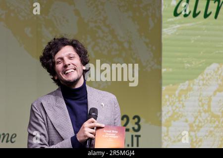 L'auteur-compositeur italien Ermal Meta parle à l'édition 2023 de la Foire internationale du livre de Turin, en Italie. Banque D'Images