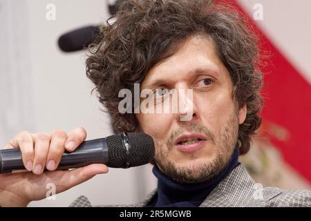 L'auteur-compositeur italien Ermal Meta parle à l'édition 2023 de la Foire internationale du livre de Turin, en Italie. Banque D'Images