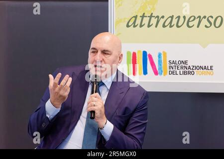 Le ministre italien de la Défense Guido Crosetto prend la parole à l'édition 2023 de la Foire internationale du livre de Turin, en Italie. Banque D'Images