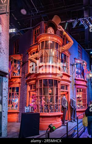 Weasley's Wizard Wheezes, qui fait partie de l'allée de Diagon, a participé au Harry Potter Studio Tour à Watford, au Royaume-Uni. est occupé par les visiteurs. Banque D'Images
