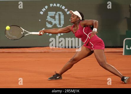Paris, France. 04th juin 2023. Sloane Stephens des Etats-Unis joue contre Aryna Sabalenka de Russie à l'Open de tennis français Roland Garros à Paris, en France, dimanche, 4 juin 2023. Sabalenka a gagné 7-6, 6-4 et s'est qualifié pour les quarts de finale. Photo de Maya Vidon-White/UPI crédit: UPI/Alay Live News Banque D'Images