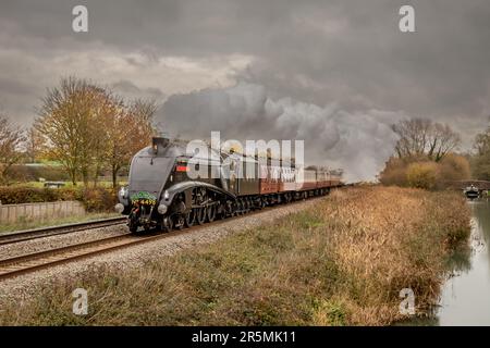 BR 'A4' 4-6-2 No. 4498 'sid Nigel Gresley' passe le canal Kennett et Avon près de Crofton, Wiltshire Banque D'Images